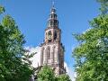 De Martinitoren in Groningen tussen de bomen
